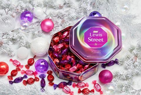 Η ποιοτική οδός του John Lewis "διαλέγει και αναμειγνύει" τις αναδυόμενες επιστροφές με το μοναδικό Quality Street sweet που ονομάζεται "Crispy Tufle Bite"