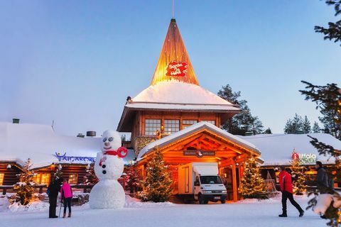 Χιονάνθρωπος στο Santa Office του Santa Village Ροβανιέμι Lapland βράδυ