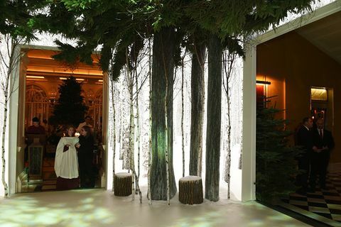 Μια γενική άποψη της ατμόσφαιρας στο Κόκκινο Χριστουγεννιάτικο Δέντρο του Claridge 2016, με το δέντρο που σχεδίασε ο Sir Jony Ive και ο Marc Newson, στο Claridge's Hotel στις 19 Νοεμβρίου 2016 στο Λονδίνο της Αγγλίας.