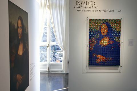 Το "Rubik Mona Lisa" από Invader καλλιτέχνη δρόμου εμφανίζεται στο Artcripal House Auction House στο Παρίσι
