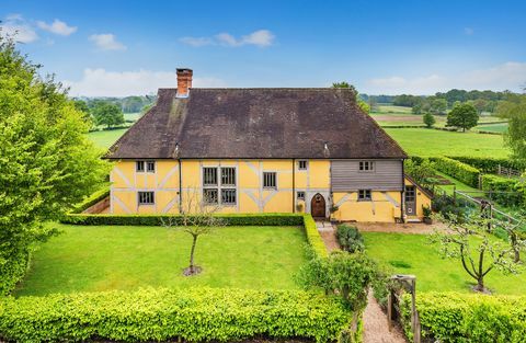 Ένα γραφικό εξοχικό σπίτι, Froggats Cottage, στο Surrey, το οποίο παρουσιάστηκε σε ένα πρόσφατο επεισόδιο της διαφυγής του BBC στη χώρα, είναι τώρα στην αγορά για £ 1,6 εκατομμύρια. 