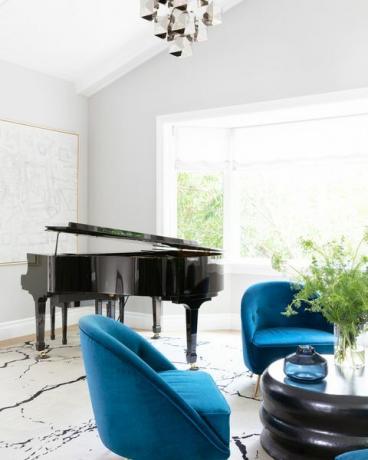 σαλόνι με πιάνο και μπλε καρέκλες