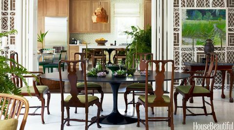 <p> Μια μαύρη τραπεζαρία Saarinen από την Knoll προσφέρει μια κομψή αντίθεση με τις παραδοσιακές καρέκλες τύπου Queen Anne. Οι πτυσσόμενες πόρτες του πάνελ αποκαλύπτουν την κουζίνα πέραν του, όπου ο Scheerer δημιούργησε ένα νησί με καθρέφτη γόνατο που δίνει την ψευδαίσθηση ενός τεράστιου τραπέζι τύπου Parsons, ενώ κρύβει ντουλάπια και συσκευές. Το μενταγιόν είναι από τον Ingo Maurer. </ P>