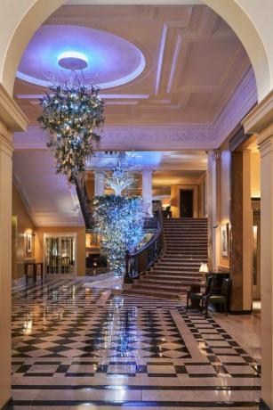 Claridge's Hotel Χριστουγεννιάτικο δέντρο που σχεδιάστηκε από τον Karl Lagerfeld