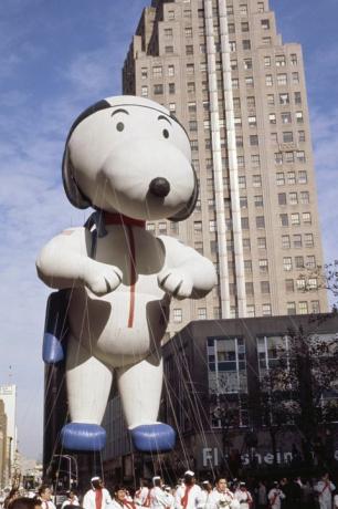 snoopy μπαλόνι στην παρέλαση της ημέρας των ευχαριστιών του macy's 1970