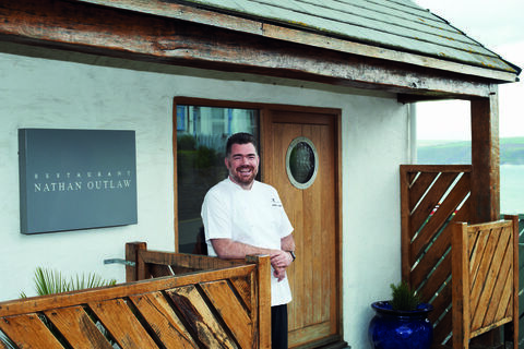 Nathan Outlaw έξω από το εστιατόριο του στο Port Isaac