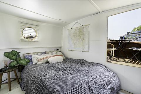 το πρώτο πλωτό σπίτι του κόσμου κατασκευασμένο από αειφόρο χάλυβα καιρικών συνθηκών προς πώληση στο Λονδίνο