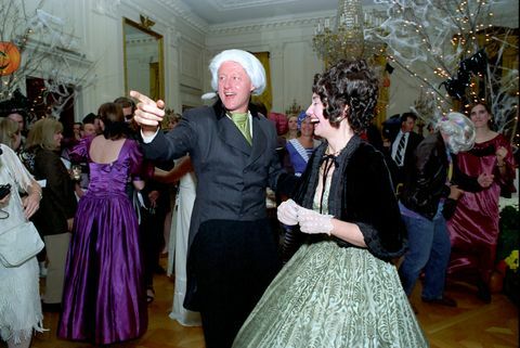 αυτή η φωτογραφία είναι του προέδρου Μπιλ Κλίντον και της πρώτης κυρίας Χίλαρι Ρόνταμ Κλίντον ντυμένες πρόεδρος και πρώτη κυρία Τζέιμς και Ντόλεϊ Μάντισον για ένα αποκριάτικο πάρτι στο ανατολικό δωμάτιο των λευκών σπίτι