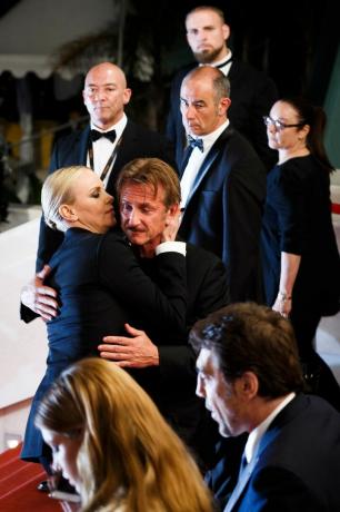 Charlize Theron, Sean Penn, αμήχανη αγκαλιά, κόκκινο χαλί Κάννες