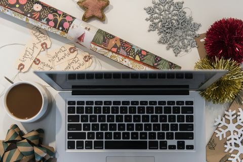 Laptop, καφέ, χαρτί περιτυλίγματος και στολίδια Χριστουγέννων