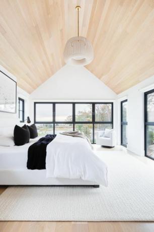 υπνοδωμάτιο, ξύλινη οροφή, λευκή κουβέρτα, λευκή επένδυση κρεβατιού
