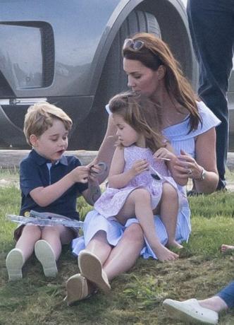 Prince George και Princess Charlotte Παίξτε με την Kate Middleton