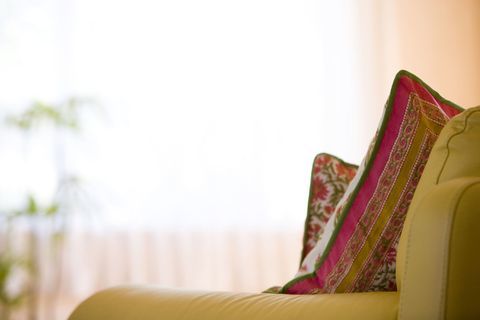 Κίτρινοι καναπέδες με μαξιλάρια
