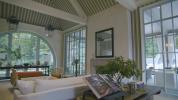 Το σαλόνι του Zoë Feldman στο 2022 ολόκληρο το σπίτι μας διαθέτει ένα τεράστιο τοξωτό παράθυρο