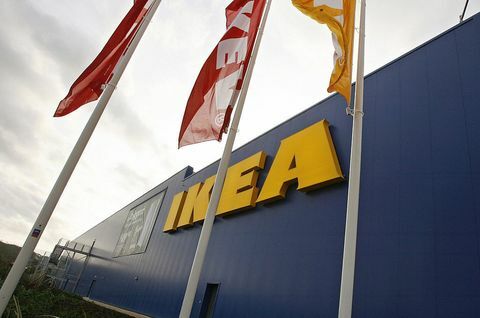 Οι σημαίες πετούν σε ένα νέο κατάστημα Ikea στο Μπέλφαστ