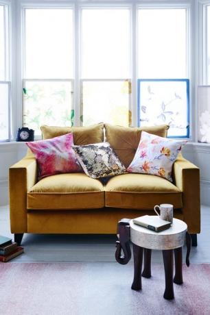 Κίτρινο καναπέ και πλευρικό τραπέζι Elephant Sheesham από τον JD Williams