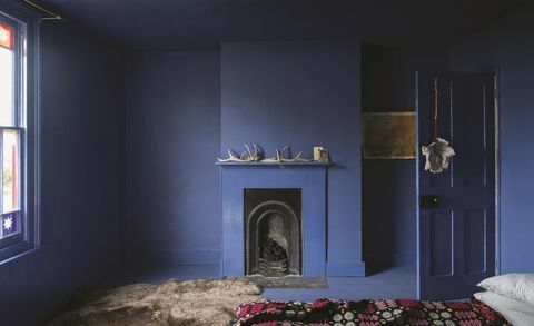 Farrow & Ball Small Spaces - Pitch Blue σε όλους τους τοίχους, την οροφή και τα δάπεδα