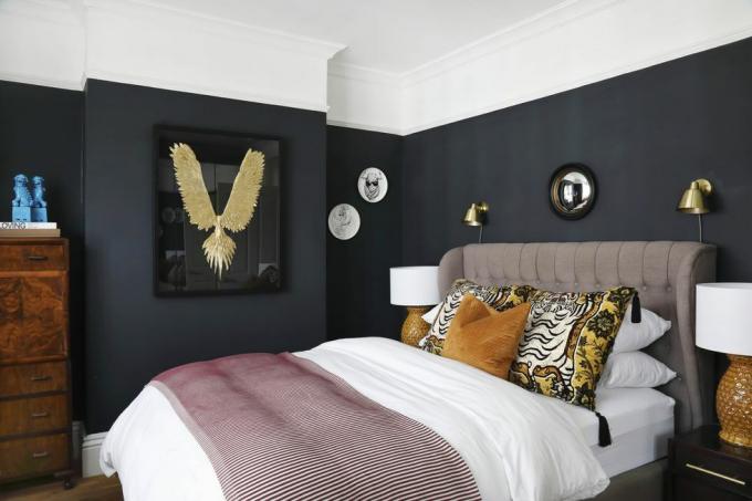 νότιο Λονδίνο βικτοριανό σπίτι μαύρο υπνοδωμάτιο ζωγραφισμένο κεφαλάρι κρεβάτι τοίχο τέχνης