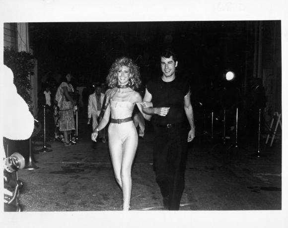 Η τραγουδίστρια και ηθοποιός olivia Newton John and co star John Travolta παρευρίσκονται στην πρεμιέρα της ταινίας grease, φωτογραφία του 1978 από τον Michael ochs archivesgetty images